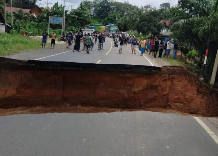 Jalan Lintas Sumatera (Jalinsum) di Dusun Sirih Sekapur, Kecamatan Jujuhan, Kabupaten Bungo, Jambi, putus total pada Minggu (2/3). Foto: Ist