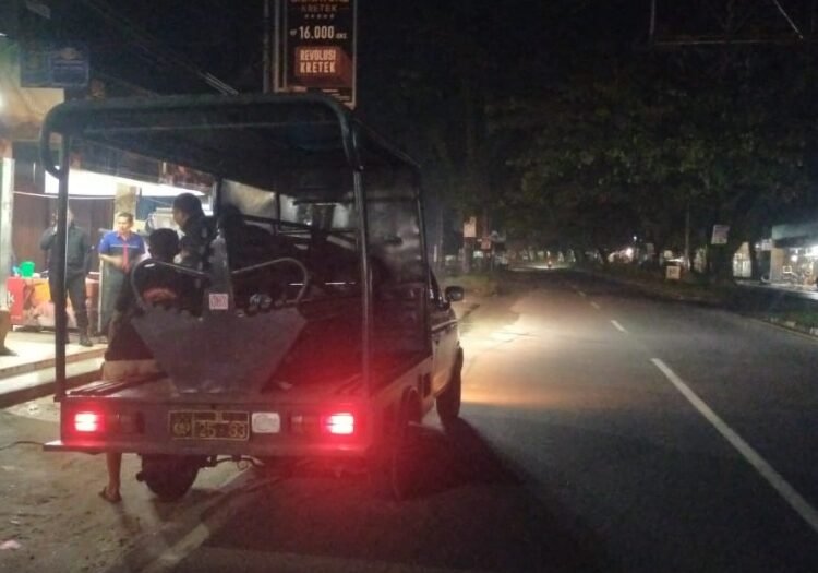 Polsek Batang Anai berpatroli di di Simpang Pertanian, tepatnya di depan Masjid Al Mubarak, Simpang Sungai Pinang, Padang Pariaman, Selasa (4/3). Foto: Polsek Batang Anai