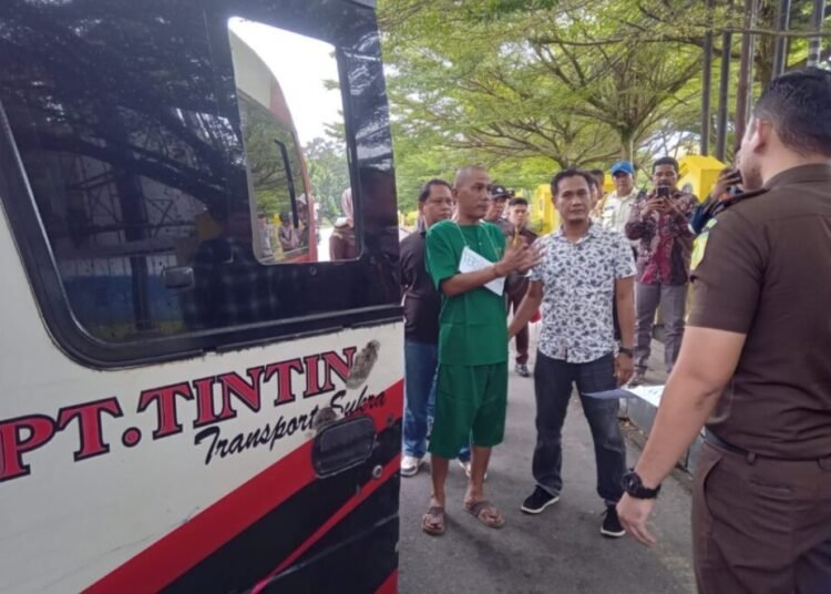 Rekonstruksi pembunuhan agen bus AKDP di depan UNP, Rabu (5/3).