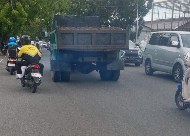 Sebuah truk melintas di kawasan Simpang Haru, Kecamatan Padang Timur, dengan muatan pasir yang menggunung tanpa terpal, Kamis (6/3). Foto: Herru/Kabarminang