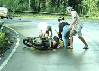 Pengendara Motor Terjatuh Usai Solar Tumpah di Sitinjau Lauik