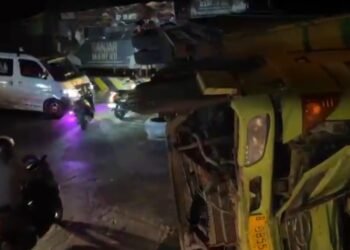 Hilang Kendali di Tikungan, Truk Terbalik di Sitinjau Lauik