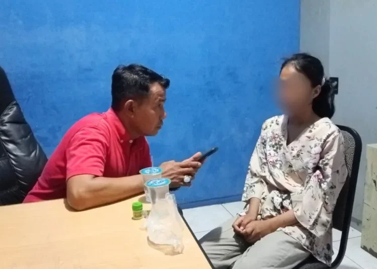 Petugas mengamankan remaja perempuan terlihat linglung di Padang. (foto: Satpol PP Kota Padang).