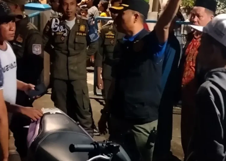 Dua remaja di Padang diamankan petugas (foto: Instagram/ Satpol PP Kota Padang).
