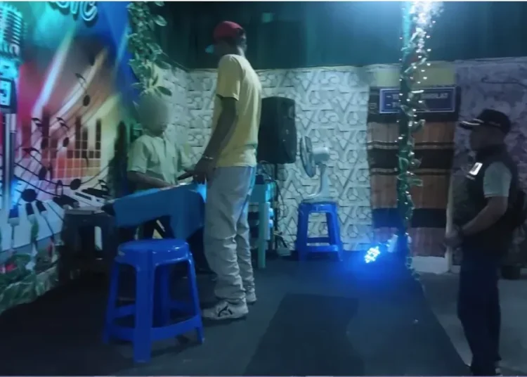 Satpol PP Kota Padang meminta tempat usaha karaoke di kawasan Kuranji, Kota Padang, Senin (24/3) untuk menghentikan kegiatan.  Foto: Satpol PP Padang