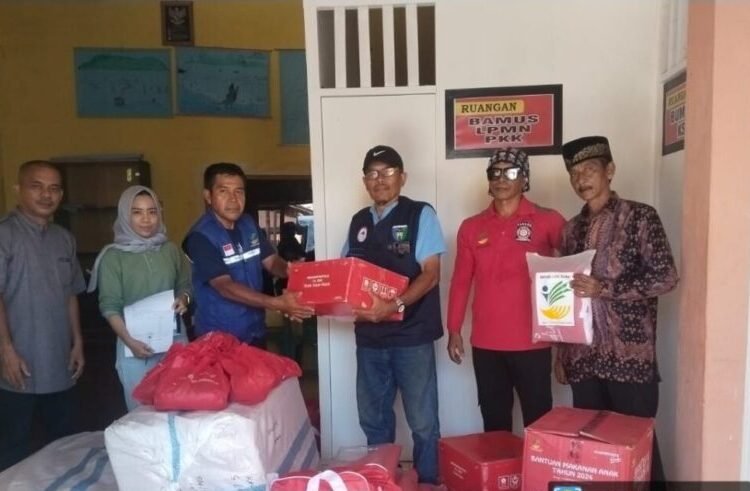 Pemkab Pesisir Selatan melalui Dinas Sosial, Pemberdayaan Perempuan, dan Perlindungan Anak pada Jumat (28/2) memberikan bantuan kepada korban kebakaran di Nagari Inderapura Timur, Kecamatan Airpura. Foto: Pemkab Pessel