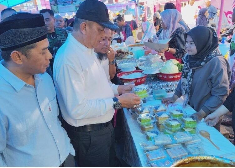 Wakil Wali Kota Payakumbuh, Elzadaswarman, memantau makanan dan minuman yang dijual di Pasar Pabukoan Jalan Sutan Usman Jalan Soekarno-Hatta Pusat Kota Payakumbuh, Sabtu (1/3). Foto: Pemko Payakumbuh