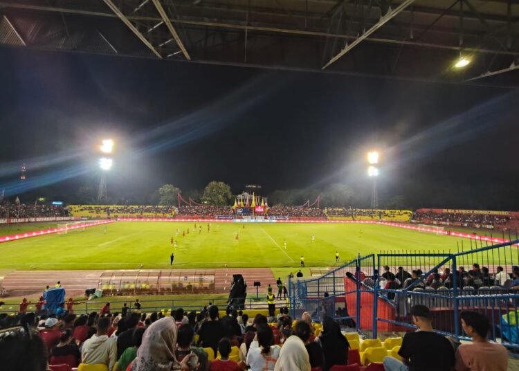 Semen Padang FC menjamu PSBS Biak pada lanjutan BRI Liga 1 Indonesia di Stadion Haji Agus Salim Padang, Sabtu (1/3). Foto: Habil