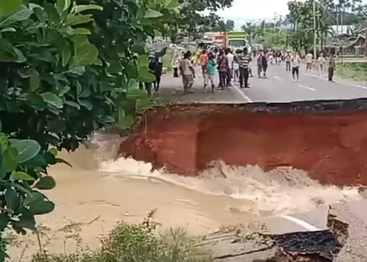 Jalan nasional Sumatera Barat-Jambi putus total di Dusun Sirih Sekapur, Kecamatan Jujuhan, Kabupaten Bungo, Jambi, dekat Hotel Ratu Balqis, Minggu (2/3). Foto: IST