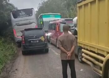Video: Antrean Panjang Kendaraan Terjebak Macet di Jalur Alternatif Sumbar-Jambi