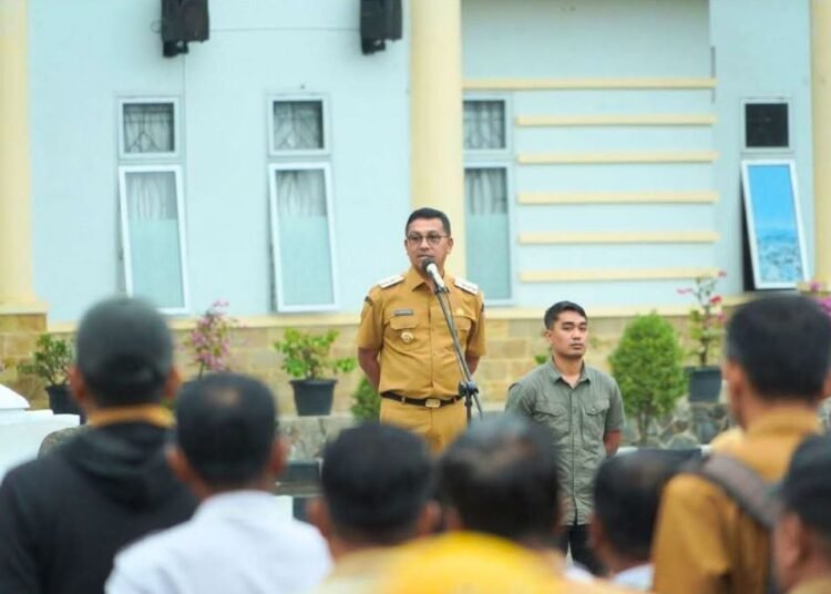 Bupati Solok Selatan, Khairunas, memimpin apel gabungan ASN di lingkungan Pemkab Solok Selatan, Senin (3/3). Foto: Pemkab Solsel