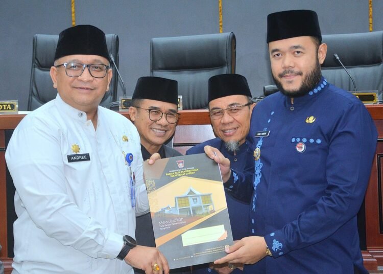 Sertijab Walikota Padang di Sidang Paripurna DPRD Kota Padang, Senin (3/3).