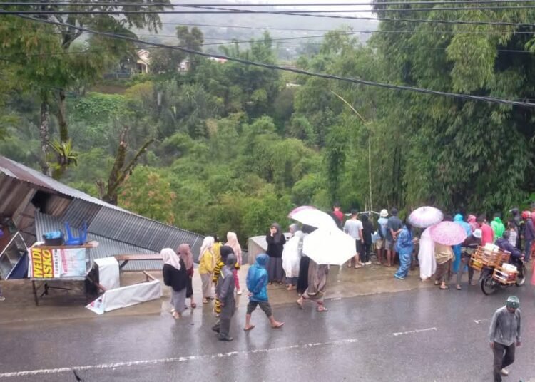 Longsor menerjang Nagari Salimpek, Kecamatan Lembah Gumanti, Kabupaten Solok pada Senin (3/3).