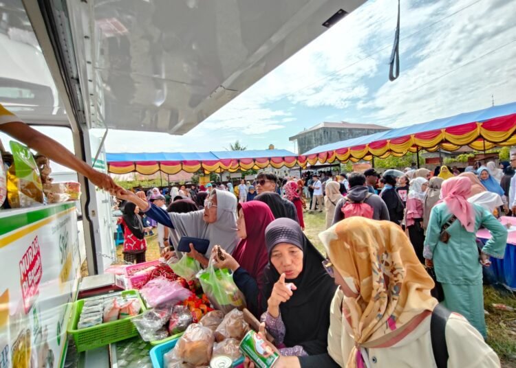 Warga menyerbu Pasar Murah yang digelar di Dadok Tunggul Hitam, Kota Padang pada Selasa (4/3).