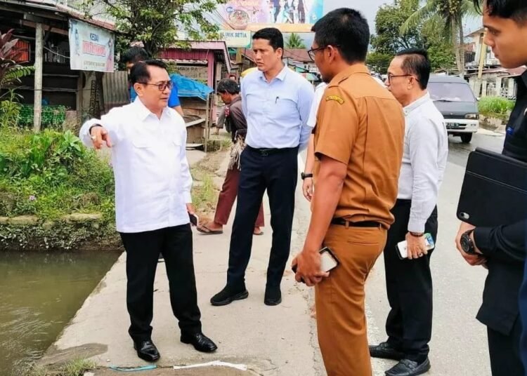 Bupati Padang Pariaman, John Kenedy Azis (JKA), bersama Wakil Bupati Rahmat Hidayat, meninjau saluran drainase tersumbat di Jalan Raya Padang-Bukittinggi pada Selasa (4/3). (foto: Diskominfo Padang Pariaman).