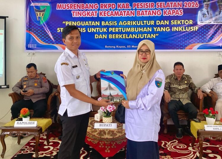 Camat Batang Kapas, Legiandru, menyerahkan daftar usulan nagari kepada Asisten Administrasi Umum Setda Pesisir Selatan, Emirda Ziswati, dalam musrenbang kecamatan tersebut, Rabu (5/3). Foto: Pemerintah Kecamatan Batang Kapas