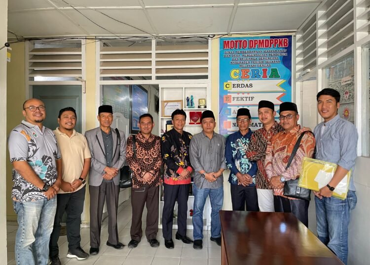 Komisi I DPRD Muko-Muko, Provinsi Bengkulu, studi banding ke Dinas Pemberdayaan Masyarakat dan Desa, Pengendalian Penduduk dan Keluarga Berencana Pesisir Selatan, Jumat (7/3). Foto: Pemkab Pessel