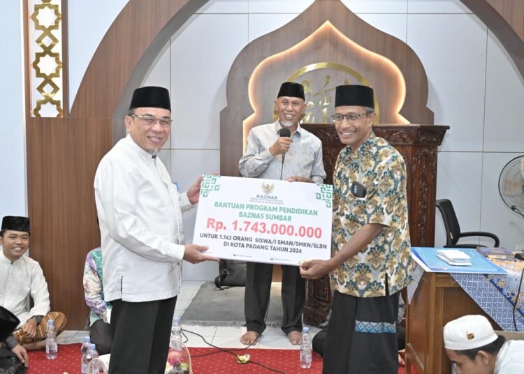 Wakil Wali Kota Padang, Maigus Nasir, menerima bantuan pendidikan dari Baznas Sumbar dalam kunjungan Safari Ramadan Tim I Pemerintah Provinsi (Pemprov) Sumbar ke Masjid Al Madaniy, Air Tawar Barat, Kecamatan Padang Utara, Sabtu (8/3). Foto: Pemko Padang