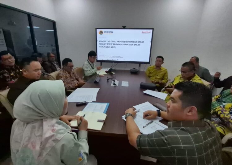 Pimpinan DPRD Sumbar bersama anggota Pansus Pembahasan Ranperda RTRW melakukan konsultasi ke Kementerian Agraria dan Tata Ruang/Badan Pertanahan Nasional pada Jumat (5/3). Foto: DPRD Sumbar