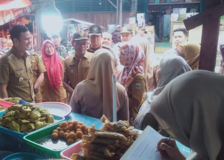 Wakil Bupati Padang Pariaman, Rahmat Hidayat bersama tim dari BPOM melakukan inspeksi keamanan pangan di Pasar Sungai Geringging pada Selasa (11/3).