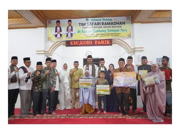 Wakil Bupati Solok Selatan, Yulian Efi, menyalurkan bantuan untuk Surau Gadang Sungai Aro, Nagari Persiapan Pakan Rabaa Selatan, Kecamatan Koto Parik Gadang Diateh, Senin (10/3). Foto: Pemkab Solok Selatan