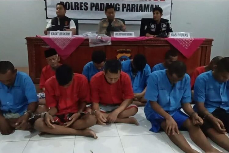 Polres Padang Pariaman merilis sepuluh tersangka pencabul anak bawah umur di Markas Polres Padang Pariaman saat merilis kasus tersebut pada Rabu (12/3). Foto: IST