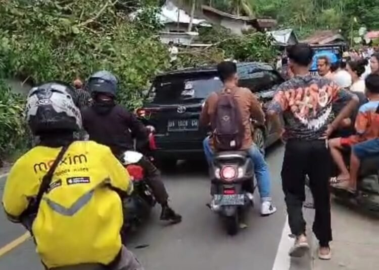 Pohon tumbang yang melintang di badan jalan di kawasan Gaung, Kecamatan Lubuk Begalung, Kota Padang, pada Kamis sore (13/3) pukul 17.00 WIB mengakibatkan kemacetan panjang. Fo0to: IST