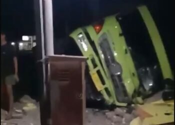 Truk CPO dari Muko-Muko Terguling di Pesisir Selatan
