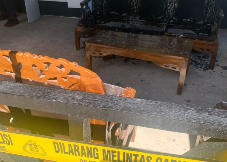 Satu sofa panjang dan satu kursi kantor hangus terbakar di ruangan perpustakaan Lokana Culture Kampung Luhung, Nagari Pasar Baru, Kecamatan Bayang, Jalan Padang-Painan, Sabtu (15/3) dini hari. Foto: Dokumentasi Okvina Juita