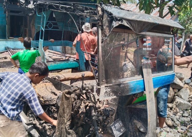 Bentor dan dua rumah semipermanen terbakar Muaro Bangun, Jr Selamat Utara, Nagari Sitombol, Kecamatan Padang Gelugur, Pasaman, pada Sabtu (15/3) siang. Foto: Damkar Pasaman