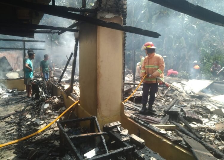 Petugas memadamkan api di satu rumah permanen di Kampung Baru, Jorong Bukit Melintang, Nagari Alahan Mati, Kecamatan Simpati, Pasaman, Sabtu (15/3) siang. Foto: Damkar Pasaman