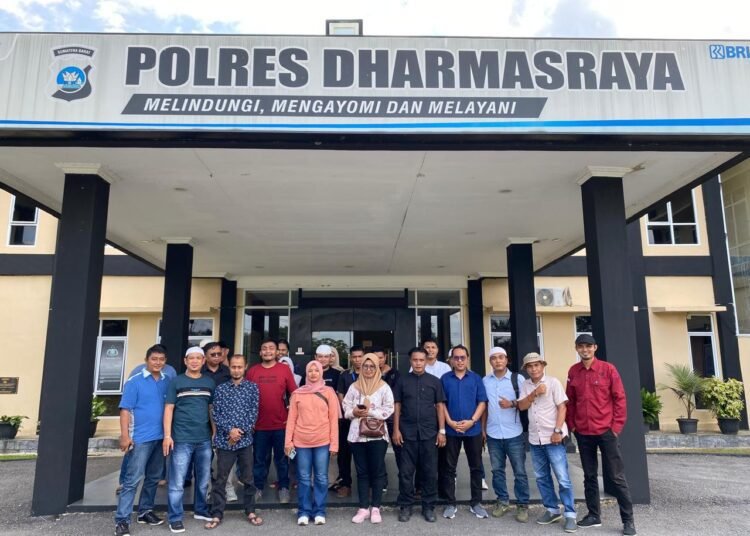 Puluhan wartawan yang tergabung dalam Insan Pers Dharmasraya melaporkan akun TikTok Arjuna Nusantara ke polres setempat pada Minggu (15/3) atas dugaan pencemaran nama baik terhadap profesi wartawan. Foto: IST