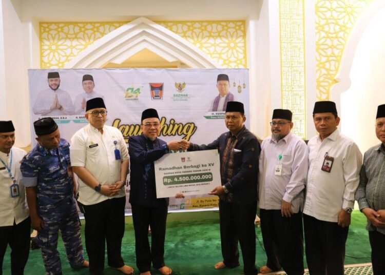 Wakil Wali Kota Padang, Maigus Nasir, menyalurkan bantuan kepada pengurus masjid dalam peluncuran Program Ramadan Berbagi ke-XV di Masjid Agung Nurul Iman pada Selasa (18/3). Foto: Pemko Padang