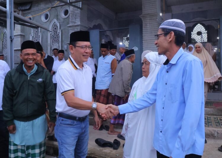 Wali Kota Payakumbuh, Zulmaeta, menyalami warga setelah salah Subub berjemaah di Masjid Al Mutawahidah Selasa (18/3). Foto: Pemko Payakumbuh