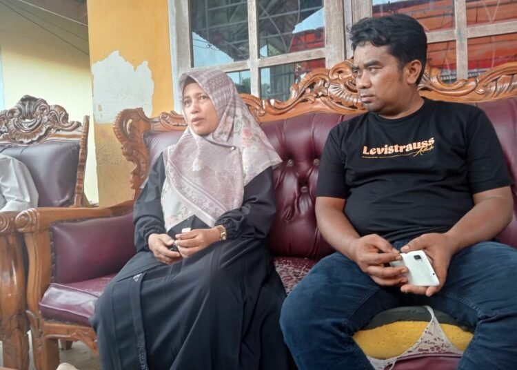 Yusra Wati, tante Fatih, memberikan keterangan kepada wartawan rumah duka, di Pariaman, Rabu (19/3). Foto: IST