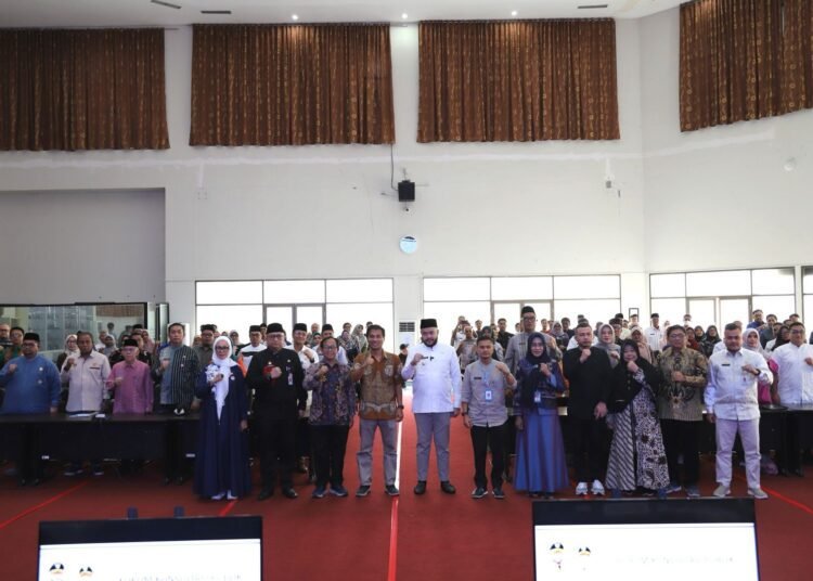 Wali Kota Padang, Fadly Amran, membuka Forum Konsultasi Publik Rancangan Awal Rencana Pembangunan Jangka Menengah Daerah (Ranwal RPJMD) Kota Padang Tahun 2025—2 029 di Ruang Bagindo Aziz Chan, Balai Kota Padang, Aia Pacah, Rabu (19/3). Foto: Pemko Padang