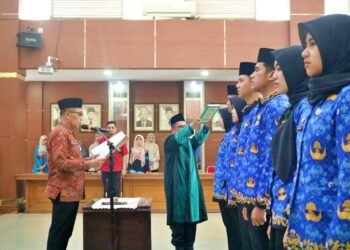 Pj Sekda Lantik dan Serahkan SK PNS serta CPNS di Lingkungan Pemko Bukittinggi