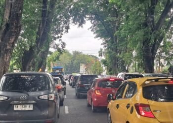 Pengendara Keluhkan Macet Panjang Tiap Hari di Jalan Rasuna Said Padang