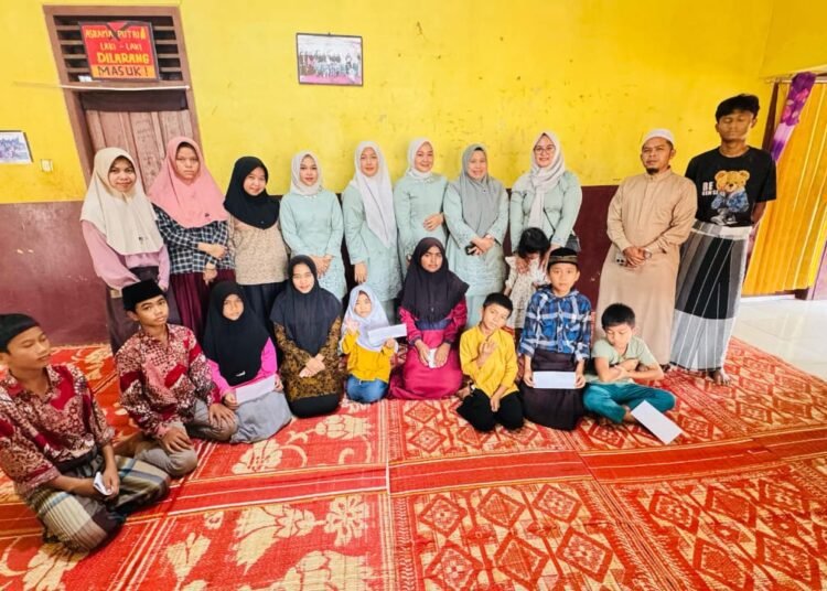 Ketua PIWR DPRD Dharmasraya, Rini Hartati Jemi dan anggota foto bersama anak yatim piatu dan pengurus Panti Asuhan Fastabiqul Khairat Koto Baru Dharmasraya.