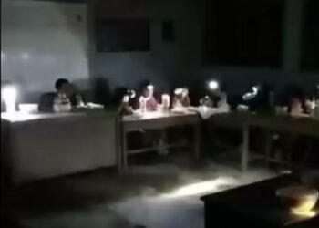 Video: Siswa SD Bukber Gelap-gelapan di Ruangan Kelas Gegara Tak Ada Listrik