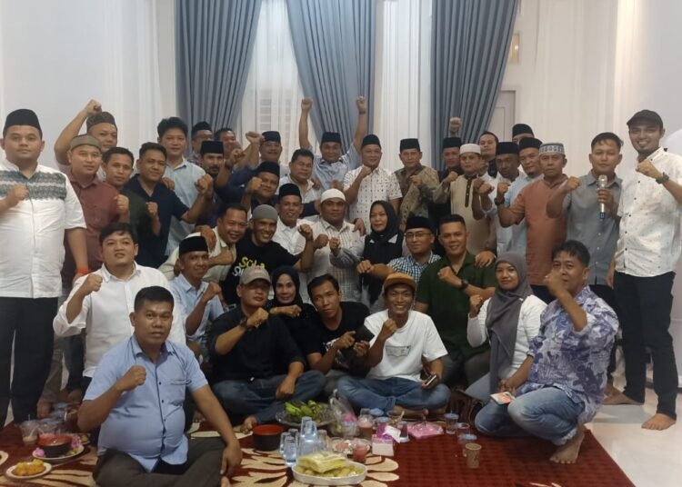 Foto Bersama Pembina Kogasba dan Aspena, Darisman, Ketua DPRD, Jemi Hendra; anggota DPRD, Adidas Idaik, St Riki Alkhalik, Ade Pradana Putra, Teddy Waldian; dan semua anggota Kogasba Aspena Dharmasraya. Foto: IST