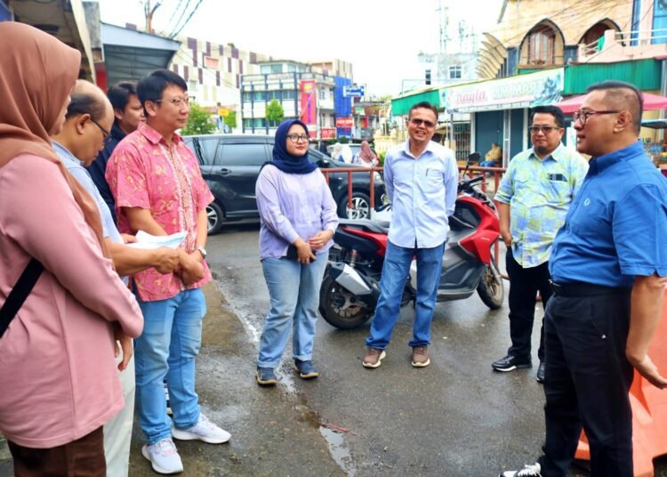 Wali Kota Bukittinggi meninjau lokasi pembangunan bioskop. (foto: Pemko Bukittinggi).