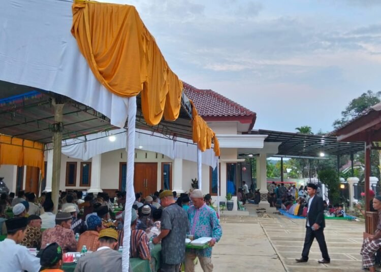 Suasana buka puasa bersama dan santunan anak yatim di rumah Anggota DPRD Dharmasraya, Wigiono. (foto: ist)