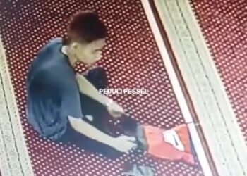 Seorang Pria di Pesisir Selatan Terekam Curi Kotak Amal di Surau