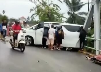 Sopir Diduga Mengantuk, Mobil Mewah Terlibat Kecelakaan di Pesisir Selatan