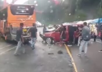 Video: Mobil dan Bus Tabrakan di Kelok Sembilan
