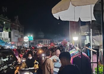 Ratusan Pedagang di Bukittinggi Obral Pakaian Lebaran pada Malam Takbiran