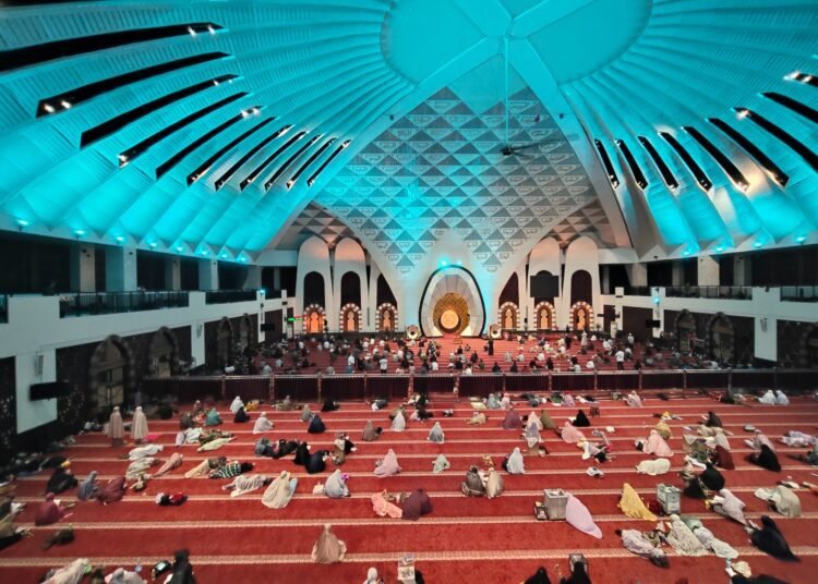 Suasana sepuluh hari terakhir bulan Ramadhan di Mesjid Raya Syekh Ahmad Khatib Al-Minangkabawi Sumatera Barat. Foto: Habil Ramanda