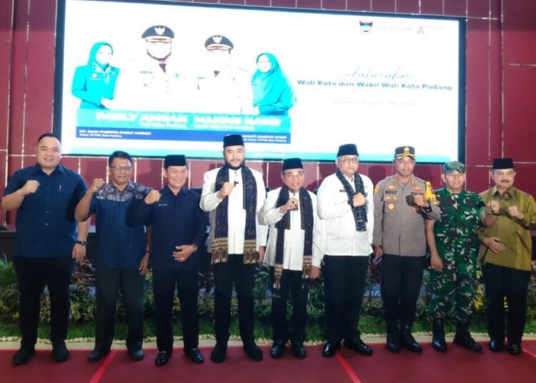 Penyambutan Wali Kota dan Wakil Wali Kota di Gedung Bagindo Aziz Chan Kota Padang, Sabtu (1/3).