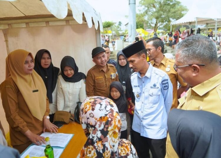 Wakil Bupati Solok Selatan Yulian Efi saat membuka Operasi Pasar Murah. (foto:Pemerintah Kabupaten Solok Selatan).